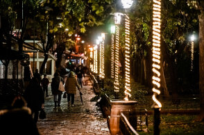 Χριστούγεννα 2020: Πολίτες περπατούν στη στολισμένη Φωκίωνος Νέγρη