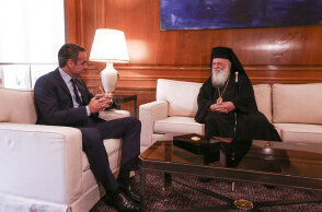 Ο Κυριάκος Μητσοτάκης με τον αρχιεπίσκοπο Ιερώνυμο σε παλαιότερη συνάντηση στο Μέγαρο Μαξίμου