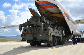 Εκτοξευτήρες S-400 φορτώνονται σε ρωσικό μεταγωγικό αεροσκάφος