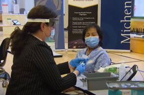 Η Ανίτα Κουίντατζεν, νοσηλεύτρια σε οίκο ευγηρίας, είναι το πρώτο άτομο που έκανε το εμβόλιο κατά του κορωνοϊού στον Καναδά