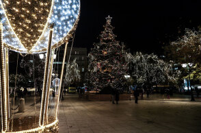Το στολισμένο χριστουγεννιάτικο δέντρο στην πλατεία Συντάγματος