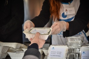 Η κινητή καντίνα του Project ARCA μοιράζει φαγητό 