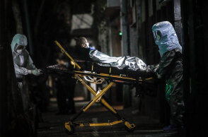 Μεταφορά ηλικιωμένης με κορωνοϊό από οίκο ευγηρίας στο Μπουένος Άιρες