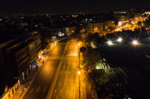 Άδειος ο δρόμος που περνά δίπλα από τον ναό του Ολυμπίου Διός στην Αθήνα