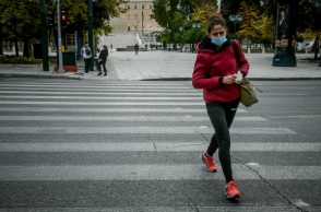 Γυναίκα με μάσκα στο κέντρο της Αθήνας
