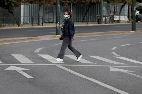 Γυναίκα με μάσκα σε δρόμο της Αθήνας 