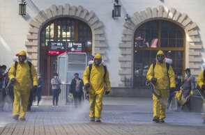 Απολύμανση για τον κορωνοϊό έξω από σιδηροδρομικό σταθμό στη Μόσχα