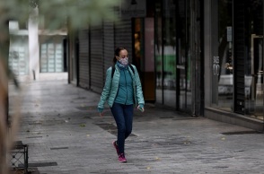 Γυναίκα με μάσκα 