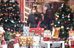 Μιλάνο: Πελάτισσες με μάσκα για τον κορωνοϊό σε κατάστημα με χριστουγεννιάτικα