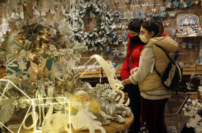 Χριστούγεννα 2020: Γυναίκες με μάσκα για τον κορωνοϊό μέσα σε κατάστημα με χριστουγεννιάτικα είδη στην Αθήνα