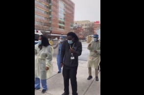 Γιατροί και νοσηλευτές χορεύουν κατά την άφιξη των εμβολίων