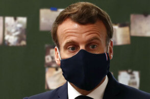 Ο Εμανουέλ Μακρόν με προστατευτική μάσκα για τον κορωνοϊό
