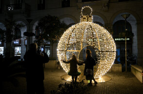 Χριστούγεννα 2020: Πολίτες στη στολισμένη οδό Βουκουρεστίου στο κέντρο της Αθήνας