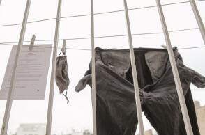 Κρεμασμένο παντελόνι σε κάγκελα πόρτας νοσοκομείου