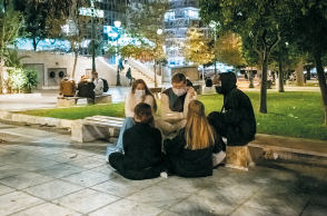 Έφηβοι κάθονται σε παγκάκι στην πλατεία Συντάγματος