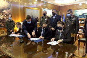 Στιγμιότυπο από την υπογραφή της σύμβασης