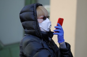 Γυναίκα με μάσκα και γάντια 