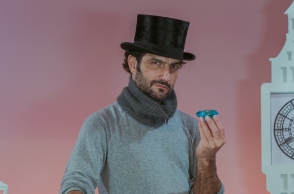 Ο Νίκος Κουρής στο ρόλο του Σέρλοκ Χόλμς στην παράσταση «Ο Σέρλοκ Χόλμς και ο κλέφτης των Χριστουγέννων»