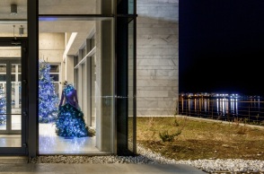 Μέγαρο Μουσικής Θεσσαλονίκης: Χριστουγεννιάτικη μαγεία μέσα από οκτώ γιορτινά ντυμένες κούκλες, σε μια καλλιτεχνική δημιουργία που προκαλεί θαυμασμό 