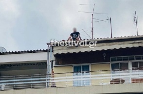 Άνδρας απειλεί να βουτήξει στο κενό από ταράτσα πολυκατοικίας