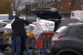 Βρετανία: Τεράστιες ουρές στα σούπερ μάρκετ