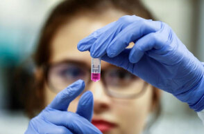 Επιστήμονας κάνει αναλύσεις για το εμβόλιο του κορωνοϊού