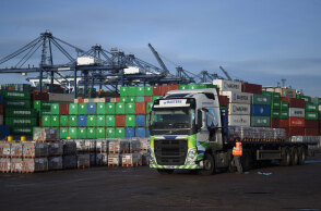 Brexit - Εμπορική συμφωνία ΕΕ με Ηνωμένο Βασίλειο: Νταλίκα μπροστά από κοντέινερ σε λιμάνι της Μεγάλης Βρετανίας