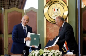 Στιγμιότυπο από την υπογραφή της συμφωνίας μεταξύ Ελλάδας και Αιγύπτου