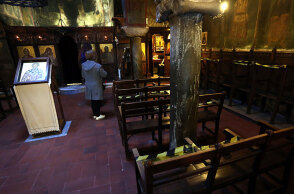 Χριστιανοί πιστοί σε εκκλησία με αποστάσεις και μάσκα για τον κορωνοϊό