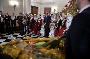 Στιγμιότυπο από τα περσινά κάλαντα στο Μέγαρο Μαξίμου