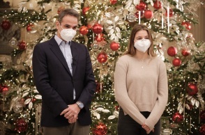 Χριστουγεννιάτικα κάλαντα στον Κυριάκο Μητσοτάκη και την κόρη του, Δάφνη