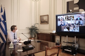 Ο πρωθυπουργός Κυριάκος Μητσοτάκης κατά τη διάρκεια τηλεδιάσκεψης