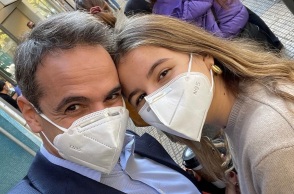 Ο πρωθυπουργός Κυριάκος Μητσοτάκης με την κόρη του, Δάφνη