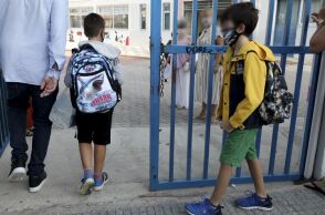 Παιδιά με μάσκα έξω από το σχολείο