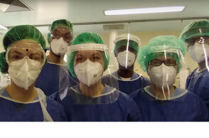 Εργαζόμενοι στις ΜΕΘ στο βίντεο για τον κορωνοϊό με ευχές για τα φετινά Χριστούγεννα