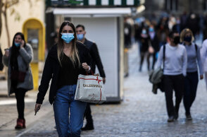 Χριστούγεννα 2020: Κόσμος στην Ερμού με μάσκα στο πρόσωπο και σακούλες με ψώνια στα χέρια