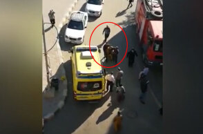 Διασώστες απομακρύνουν ασθενείς από φλεγόμενο νοσοκομείο στην Αίγυπτο