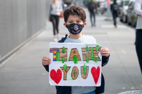 Αγόρι με μάσκα προστασίας στέλνει ευχαριστήριο μήνυμα με μια ζωγραφιά