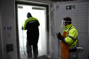 Υγειονομικοί στη Γερμανία τοποθετούν μέσα σε καταψύκτες τα πρώτα εμβόλια της Pfizer κατά του κορωνοϊού