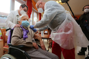 Γερμανία - Εμβολιασμός: Σε γυναίκα, ηλικίας 101 ετών, το πρώτο εμβόλιο για τον κορωνοϊό