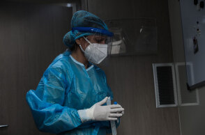 Εργαζόμενη σε κλιμάκιο του ΕΟΔΥ για τη διενέργεια rapid test για τον κορωνοϊό