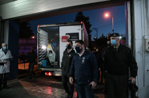 Πρώτα εμβόλια της Pfizer για τον κορωνοϊό στην Ελλάδα - Ο Νίκος Χαρδαλιάς σε αποθήκη στο Κρυονέρι την ώρα που γίνεται η παραλαβή