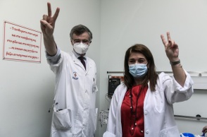 Εμβολιασμός του Λοιμοξιολόγου Σωτήρη Τσιόδρα, στο Νοσοκομείο Ευαγγελισμός