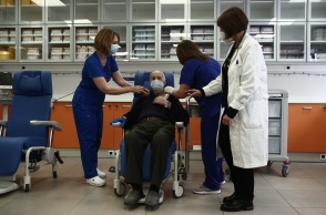 Εμβολιασμός του Μιχάλη Γιοβανίδη, φιλοξενούμενου σε Μονάδα Φροντίδας Ηλικιωμένων, στο Νοσοκομείο Ευαγγελισμός