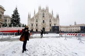 Χιόνισε στο Μιλάνο, με τους κατοίκους να βγάζουν selfies από την «άσπρη ημέρα»