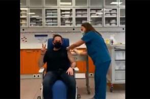 Εμβολιάστηκε ο Στέλιος Πέτσας