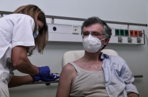 Εμβολιασμός του Λοιμοξιολόγου Σωτήρη Τσιόδρα, στο Νοσοκομείο Αττικόν