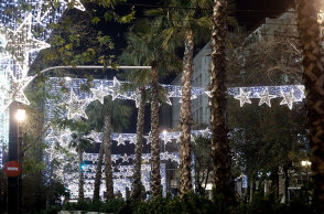 Lockdown στην Αθήνα: Χριστουγεννιάτικος στολισμός στον «Μεγάλο Περίπατο» στην αρχή της Πανεπιστημίου