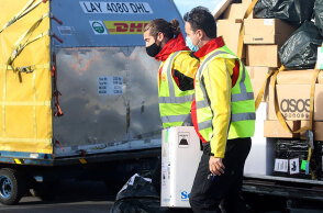 Νέες παρτίδες από το εμβόλιο της Pfizer για τον κορωνοϊό στο αεροδρόμιο «Μακεδονία» στη Θεσσαλονίκη