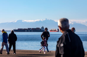 Κάτοικοι στη Θεσσαλονίκη κάνουν βόλτα και τζόκινγκ με φόντο τις χιονισμένες πλαγιές του Ολύμπου
